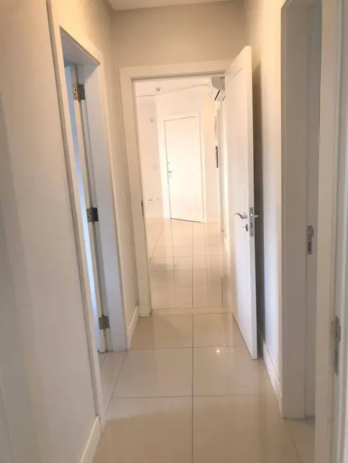 Apartamento com 3 quartos à venda e para alugar, 180m2 em Centro, Balneario Camboriu - SC - imagem 9 Foto 9 de Apartamento com 3 quartos à venda e para alugar, 180m2 em Centro, Balneario Camboriu - SC