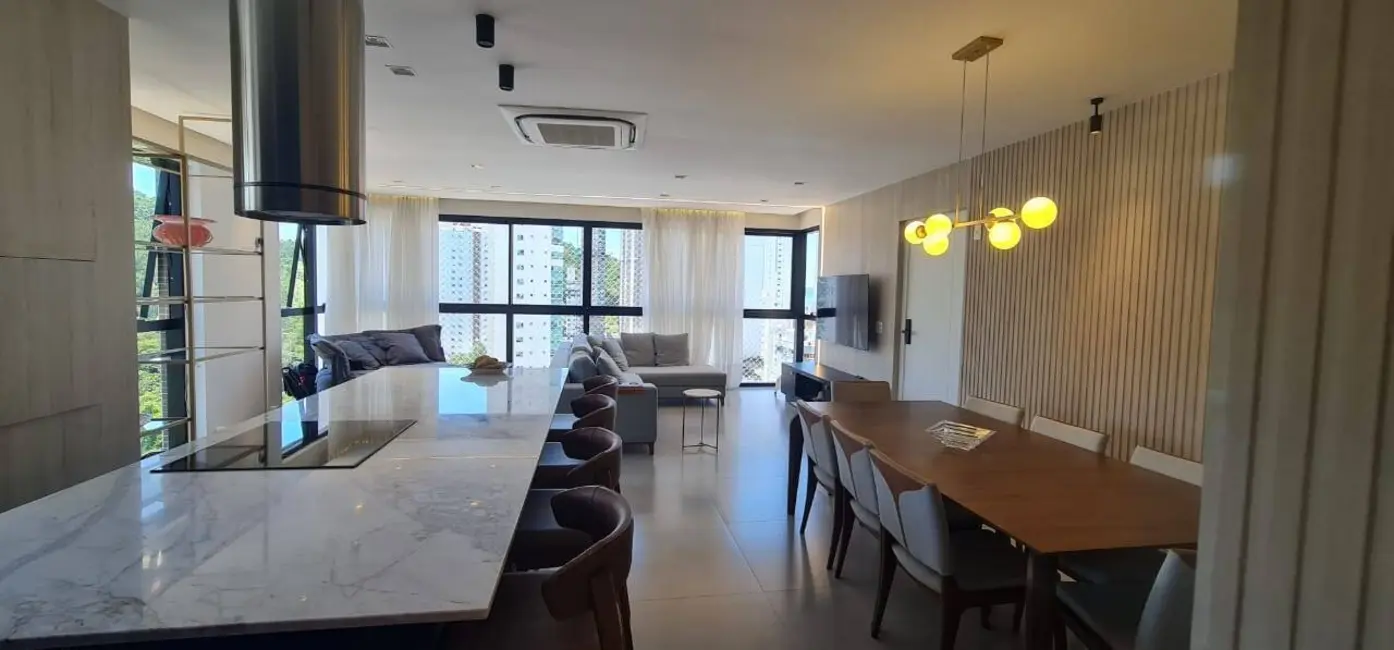 Apartamento com 4 quartos para alugar, 250m2 em Pioneiros, Balneario Camboriu - SC - imagem 2 Foto 2 de Apartamento com 4 quartos para alugar, 250m2 em Pioneiros, Balneario Camboriu - SC