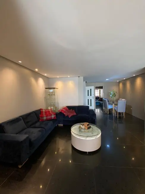 Apartamento com 4 quartos para alugar, 180m2 em Centro, Balneario Camboriu - SC - imagem 4 Foto 4 de Apartamento com 4 quartos para alugar, 180m2 em Centro, Balneario Camboriu - SC
