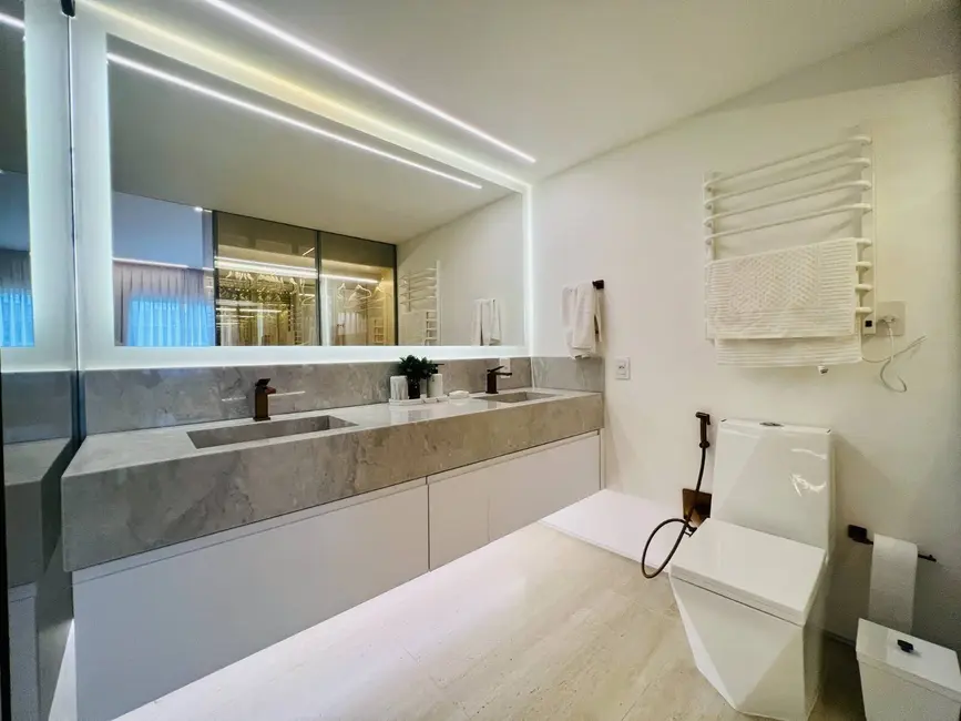 Apartamento com 4 quartos à venda e para alugar, 180m2 em Centro, Balneario Camboriu - SC - imagem 8 Foto 8 de Apartamento com 4 quartos à venda e para alugar, 180m2 em Centro, Balneario Camboriu - SC