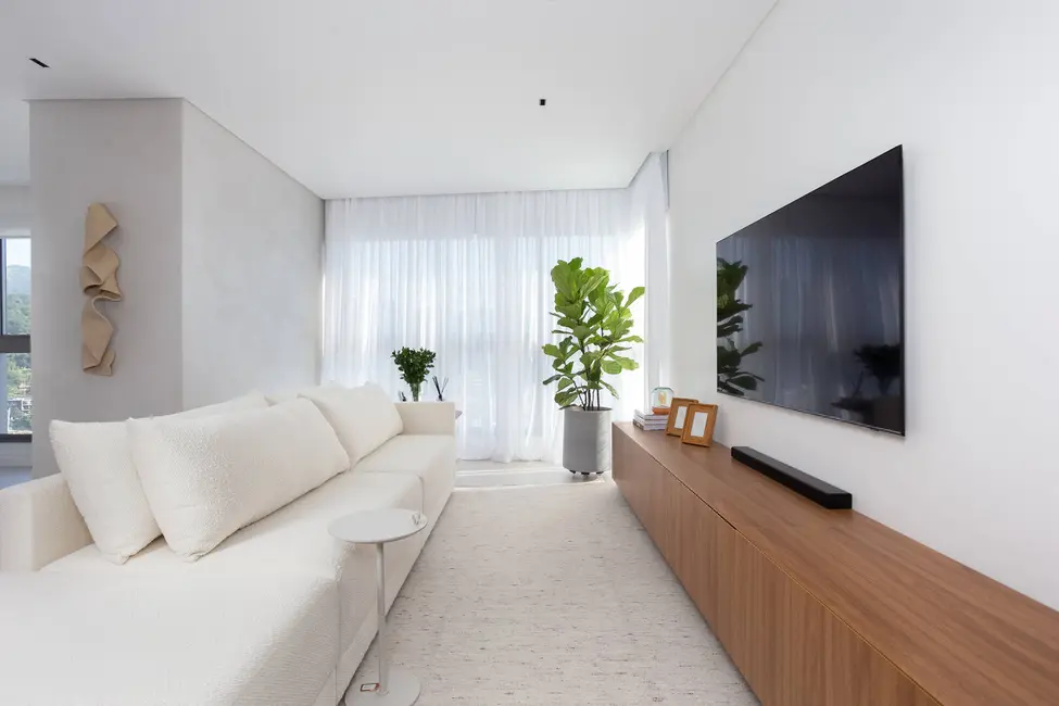 Apartamento com 3 quartos para alugar, 122m2 em Centro, Balneario Camboriu - SC - imagem 4 Foto 4 de Apartamento com 3 quartos para alugar, 122m2 em Centro, Balneario Camboriu - SC