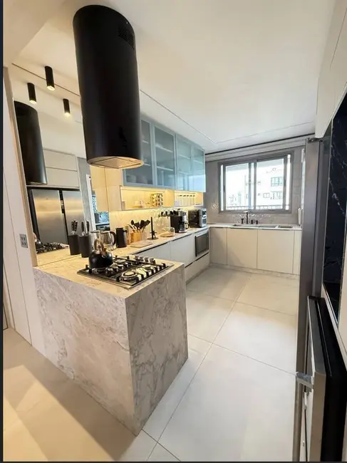 Apartamento com 3 quartos para alugar, 122m2 em Centro, Balneario Camboriu - SC - imagem 9 Foto 9 de Apartamento com 3 quartos para alugar, 122m2 em Centro, Balneario Camboriu - SC