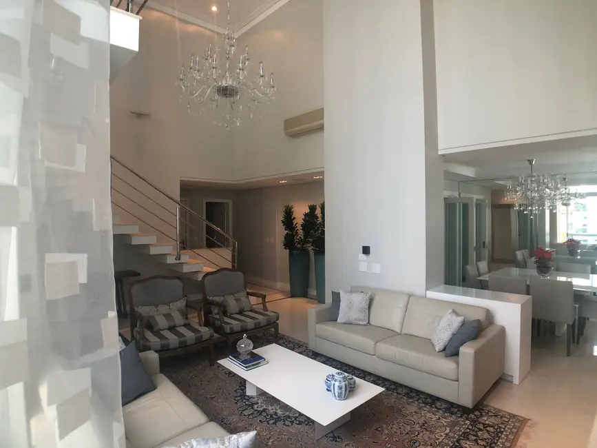 Apartamento com 3 quartos para alugar, 223m2 em Centro, Balneario Camboriu - SC - imagem 5 Foto 5 de Apartamento com 3 quartos para alugar, 223m2 em Centro, Balneario Camboriu - SC