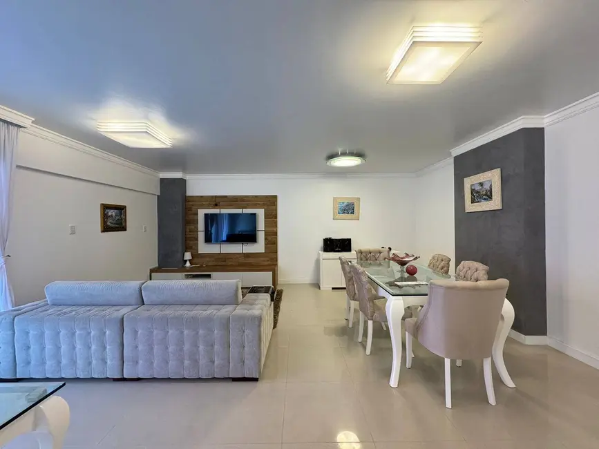 Foto 2 de Apartamento com 3 quartos para alugar, 234m2 em Centro, Balneario Camboriu - SC