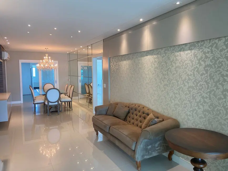 Apartamento com 3 quartos para alugar, 190m2 em Centro, Balneario Camboriu - SC - imagem 6 Foto 6 de Apartamento com 3 quartos para alugar, 190m2 em Centro, Balneario Camboriu - SC