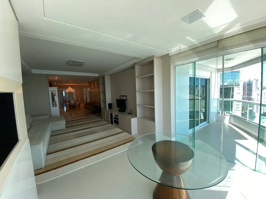 Apartamento com 3 quartos para alugar, 190m2 em Centro, Balneario Camboriu - SC - imagem 2 Foto 2 de Apartamento com 3 quartos para alugar, 190m2 em Centro, Balneario Camboriu - SC