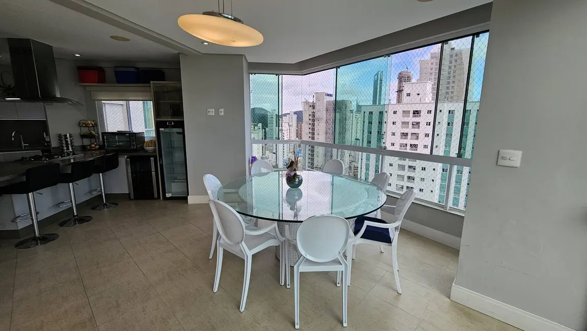 Cobertura com 3 quartos para alugar, 250m2 em Centro, Balneario Camboriu - SC - imagem 8 Foto 8 de Cobertura com 3 quartos para alugar, 250m2 em Centro, Balneario Camboriu - SC