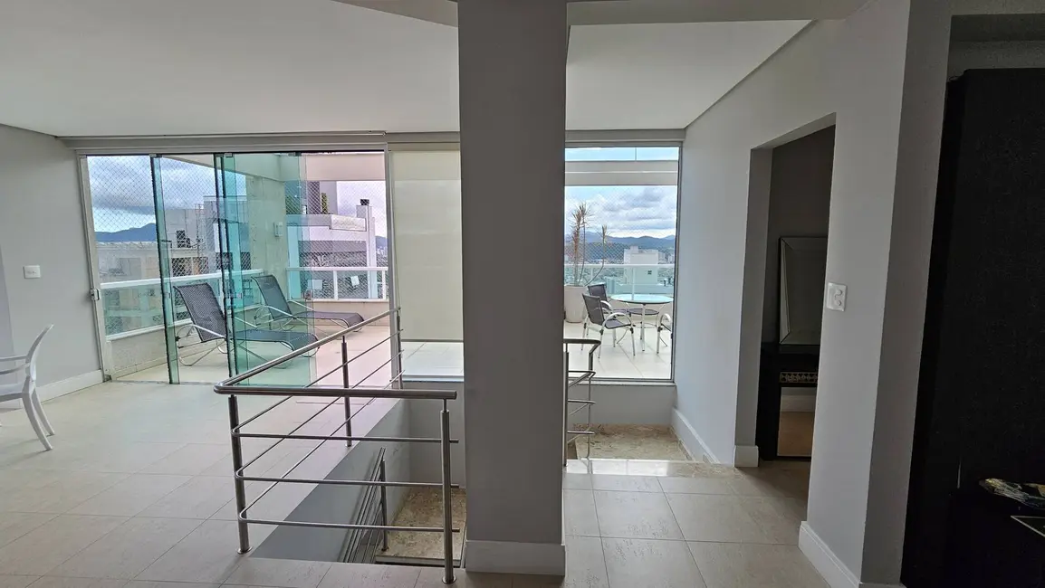 Cobertura com 3 quartos para alugar, 250m2 em Centro, Balneario Camboriu - SC - imagem 4 Foto 4 de Cobertura com 3 quartos para alugar, 250m2 em Centro, Balneario Camboriu - SC