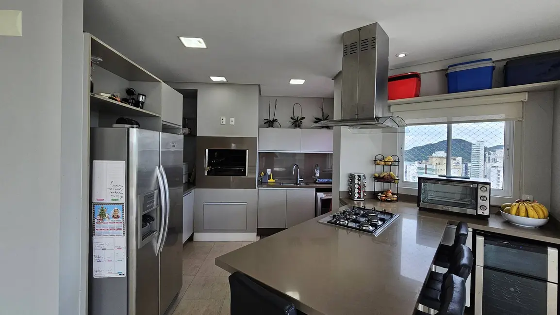 Cobertura com 3 quartos para alugar, 250m2 em Centro, Balneario Camboriu - SC - imagem 6 Foto 6 de Cobertura com 3 quartos para alugar, 250m2 em Centro, Balneario Camboriu - SC
