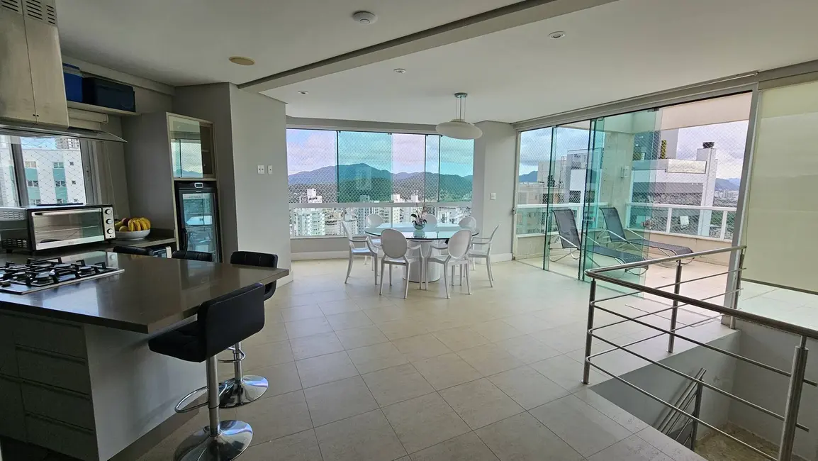 Cobertura com 3 quartos para alugar, 250m2 em Centro, Balneario Camboriu - SC - imagem 5 Foto 5 de Cobertura com 3 quartos para alugar, 250m2 em Centro, Balneario Camboriu - SC