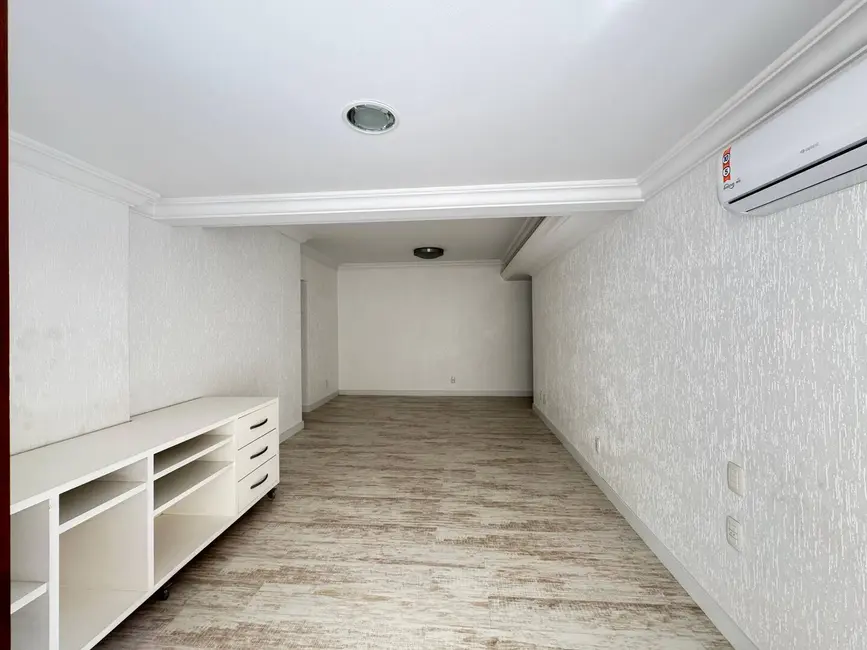 Apartamento com 3 quartos para alugar, 260m2 em Centro, Balneario Camboriu - SC - imagem 6 Foto 6 de Apartamento com 3 quartos para alugar, 260m2 em Centro, Balneario Camboriu - SC