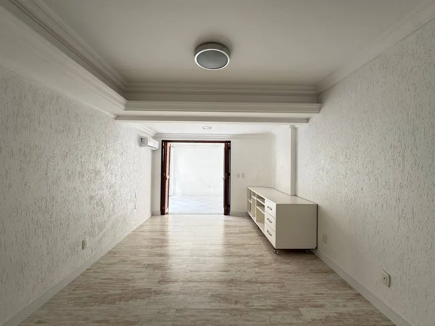 Apartamento com 3 quartos para alugar, 260m2 em Centro, Balneario Camboriu - SC - imagem 3 Foto 3 de Apartamento com 3 quartos para alugar, 260m2 em Centro, Balneario Camboriu - SC