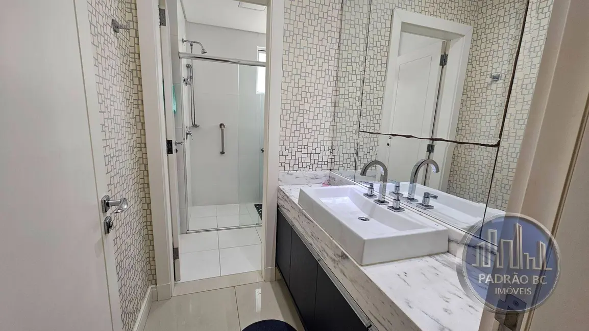 Apartamento com 4 quartos para alugar, 158m2 em Centro, Balneario Camboriu - SC - imagem 4 Foto 4 de Apartamento com 4 quartos para alugar, 158m2 em Centro, Balneario Camboriu - SC