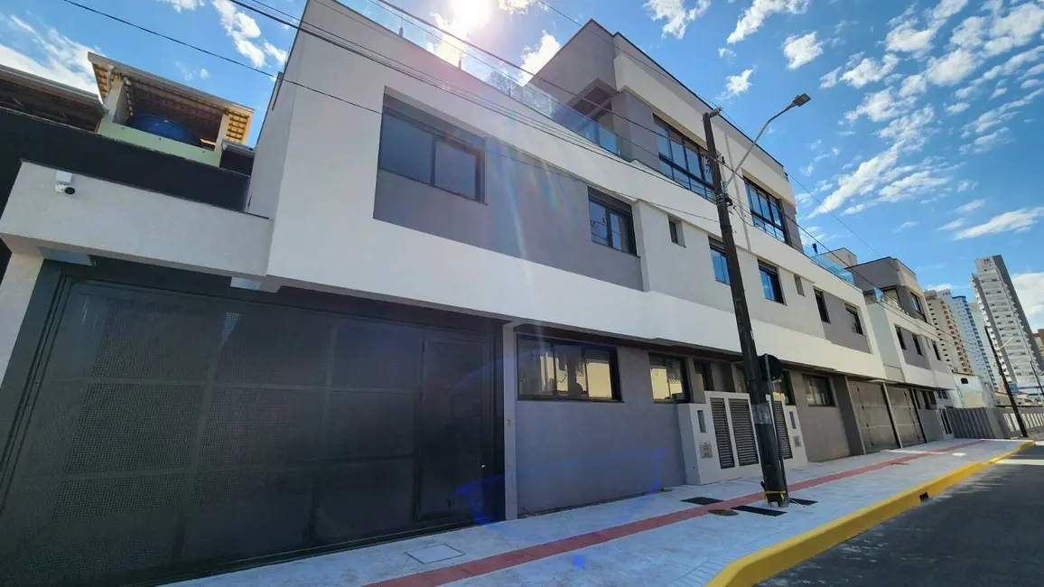 Sobrado com 3 quartos à venda, 184m2 em Centro, Balneario Camboriu - SC - imagem 2 Foto 2 de Sobrado com 3 quartos à venda, 184m2 em Centro, Balneario Camboriu - SC