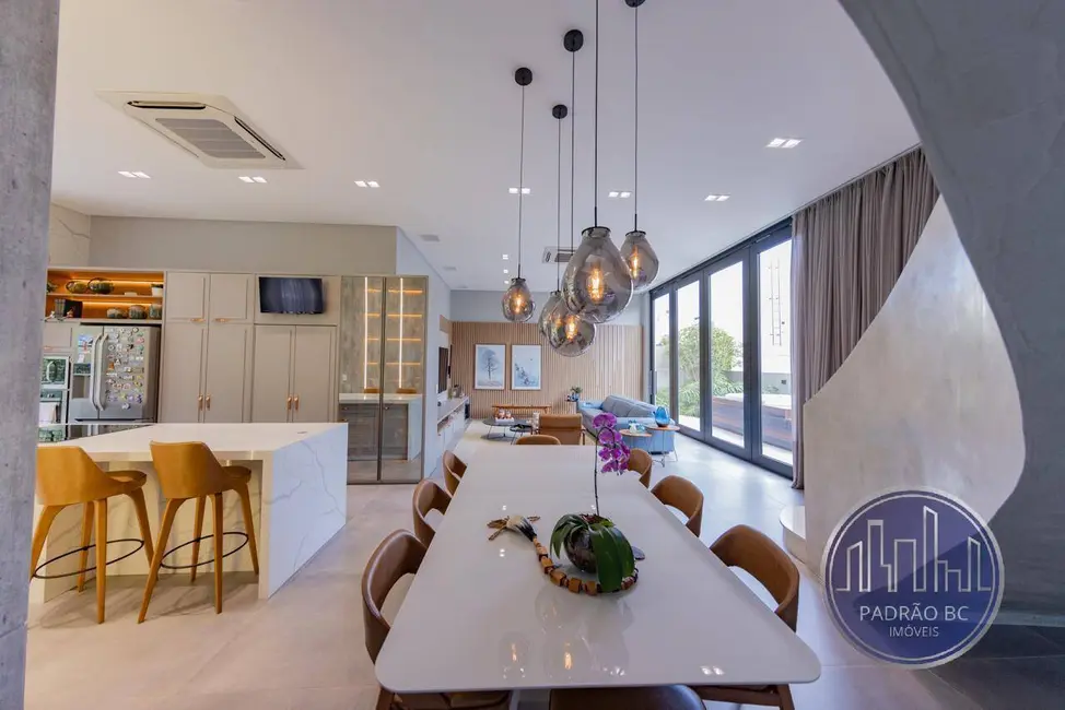 Foto 2 de Casa com 4 quartos à venda, 380m2 em Estados, Balneario Camboriu - SC