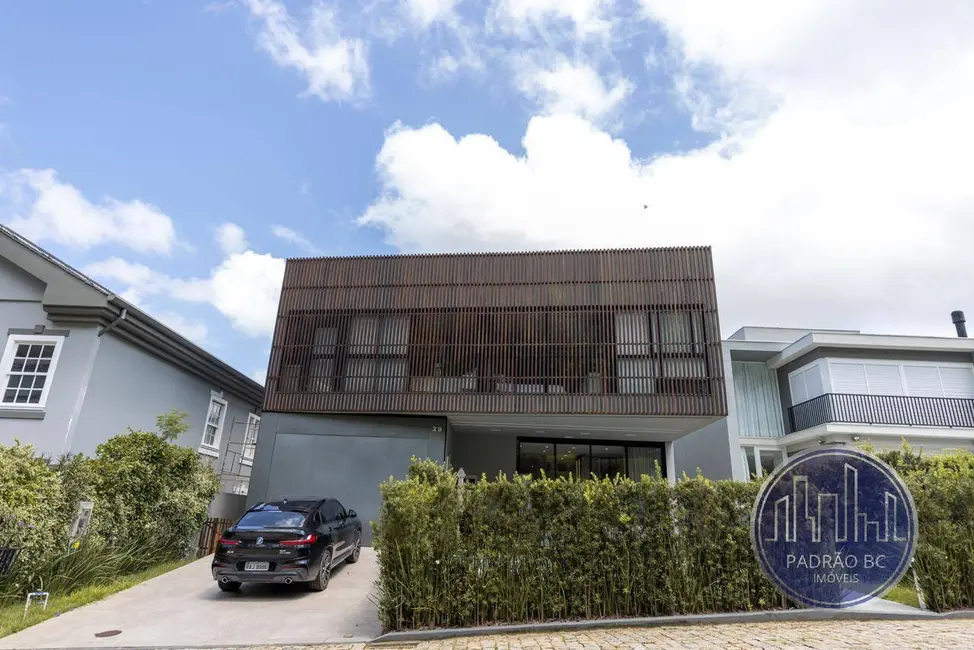 Foto 1 de Casa com 4 quartos à venda, 380m2 em Estados, Balneario Camboriu - SC