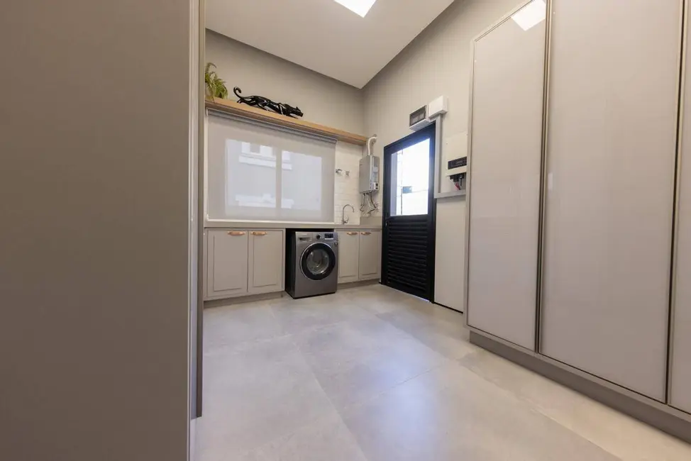 Casa com 4 quartos à venda, 380m2 em Estados, Balneario Camboriu - SC - imagem 4 Foto 4 de Casa com 4 quartos à venda, 380m2 em Estados, Balneario Camboriu - SC