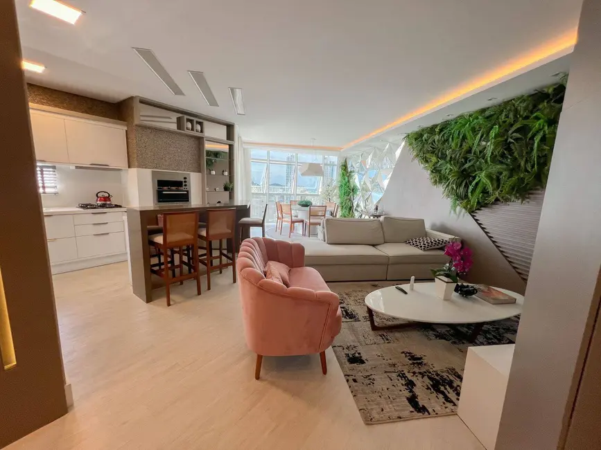 Apartamento com 3 quartos para alugar, 130m2 em Centro, Balneario Camboriu - SC - imagem 5 Foto 5 de Apartamento com 3 quartos para alugar, 130m2 em Centro, Balneario Camboriu - SC
