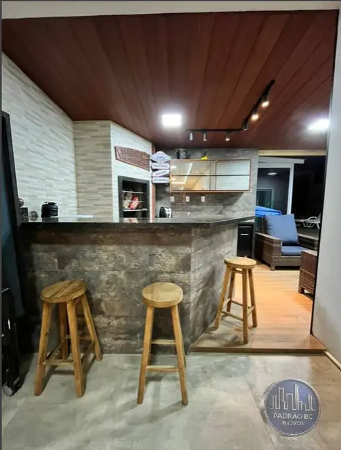 Foto 6 de Casa com 4 quartos à venda e para alugar, 300m2 em Balneario Picarras - SC