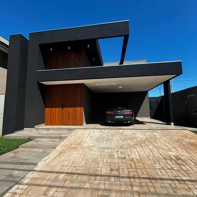 Foto 1 de Casa com 3 quartos à venda, 252m2 em Porto Seguro, Dourados - MS