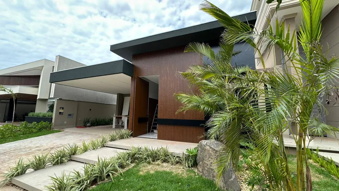 Foto 1 de Casa com 3 quartos à venda, 256m2 em Dourados - MS