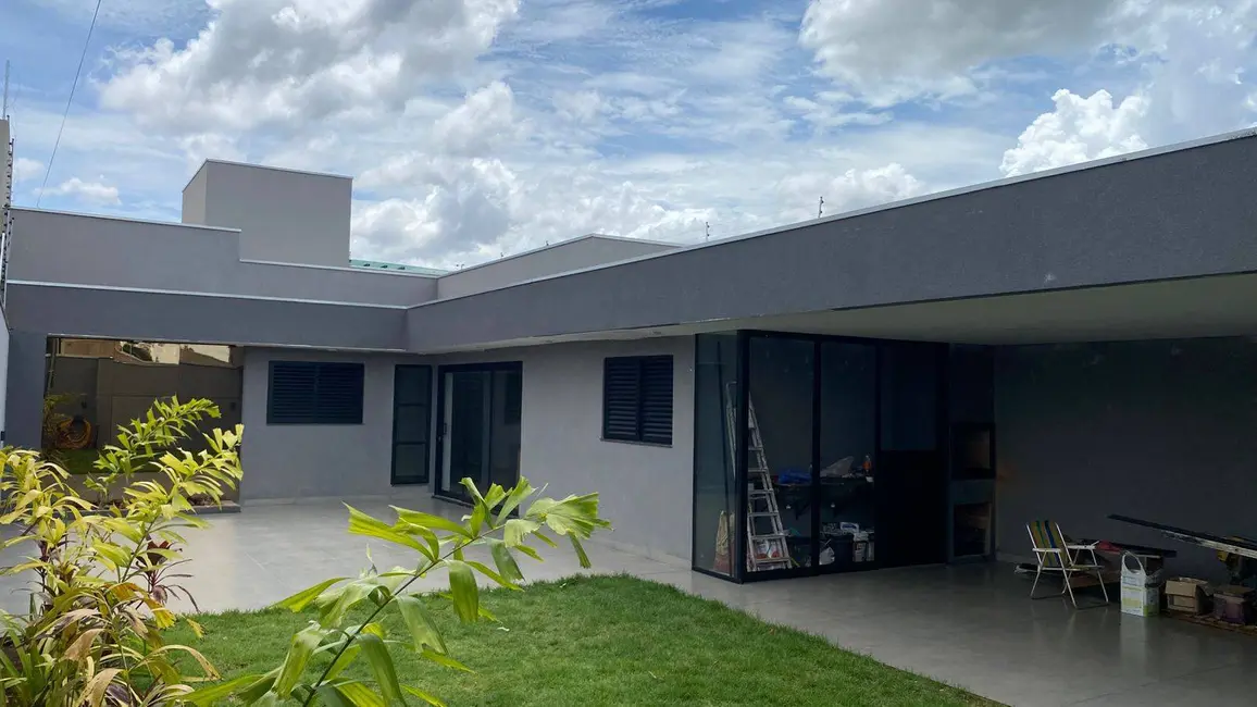 Foto 1 de Casa com 3 quartos à venda, 237m2 em Dourados - MS