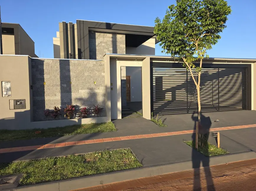 Foto 1 de Casa com 3 quartos à venda, 300m2 em Jardim Cristhais, Dourados - MS