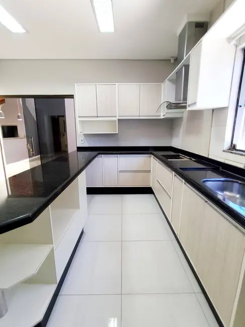 Foto 1 de Casa com 3 quartos à venda, 360m2 em Jardim São Pedro, Dourados - MS