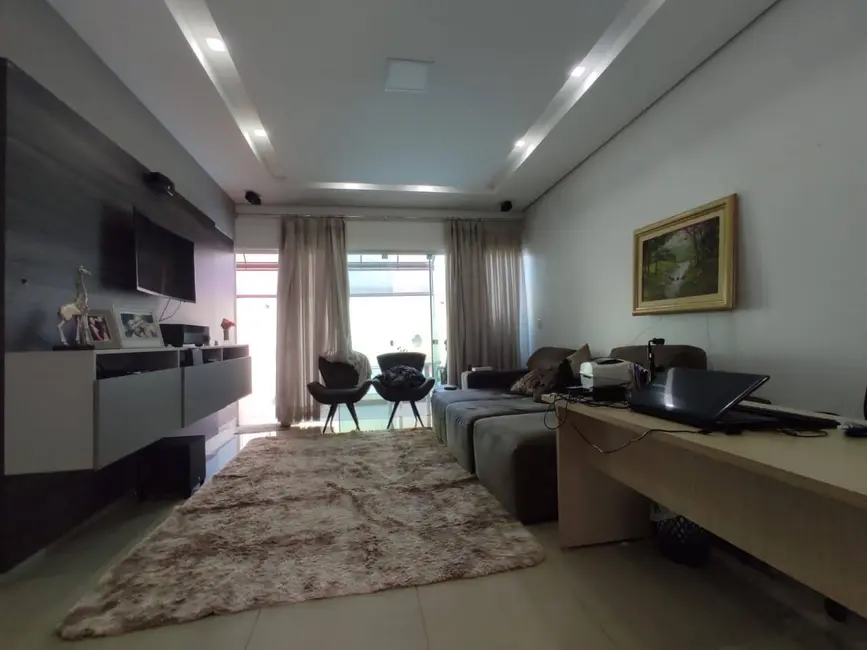 Foto 2 de Casa com 3 quartos à venda, 220m2 em Dourados - MS