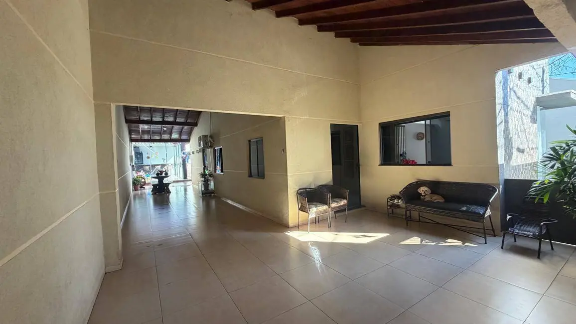 Foto 2 de Casa com 3 quartos à venda, 242m2 em Dourados - MS