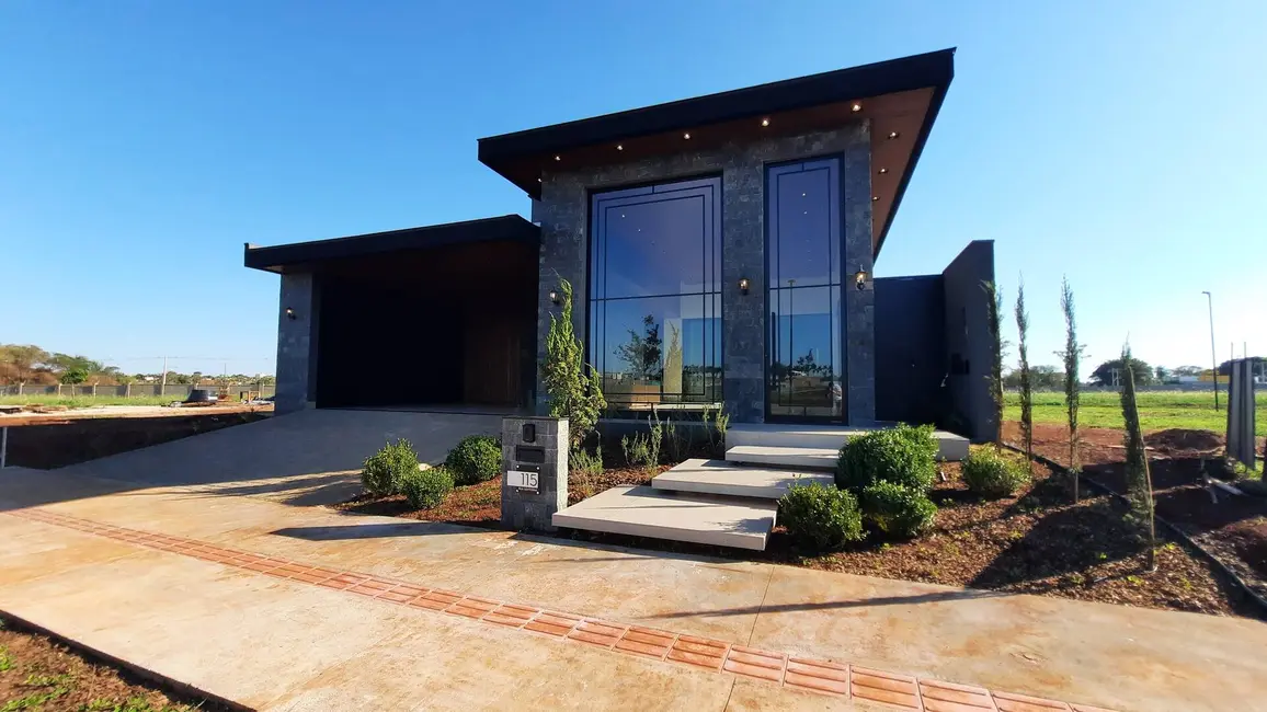 Foto 1 de Casa à venda, 321m2 em Dourados - MS