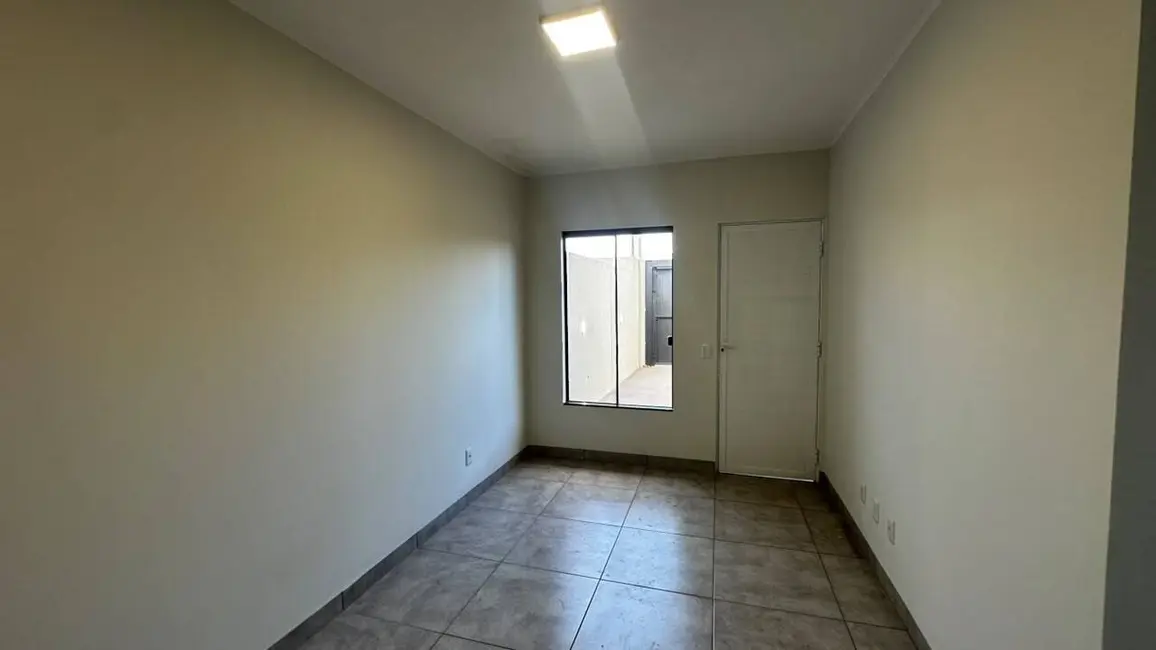 Foto 2 de Casa com 2 quartos à venda, 180m2 em Jardim Guaicurus, Dourados - MS