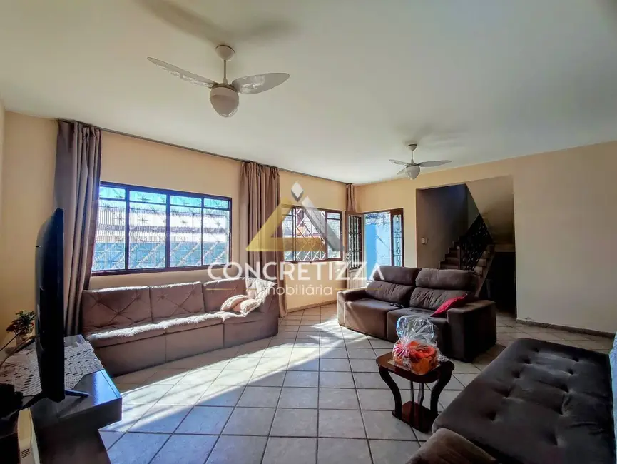 Foto 9 de Sobrado com 3 quartos à venda, 303m2 em Caraguatatuba - SP