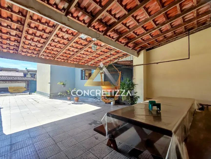 Foto 5 de Sobrado com 3 quartos à venda, 303m2 em Caraguatatuba - SP