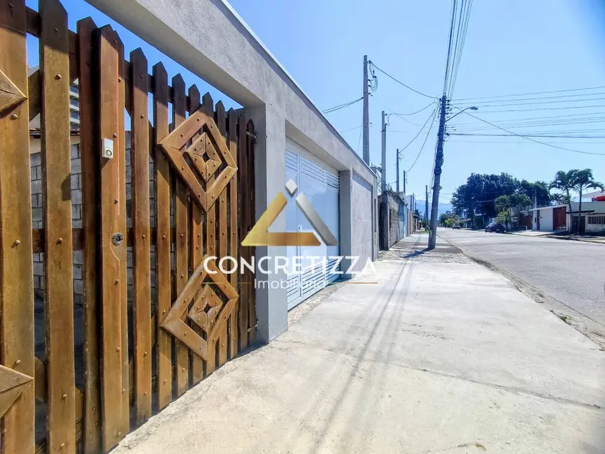 Foto 1 de Casa com 2 quartos para alugar, 110m2 em Jardim Britânia, Caraguatatuba - SP