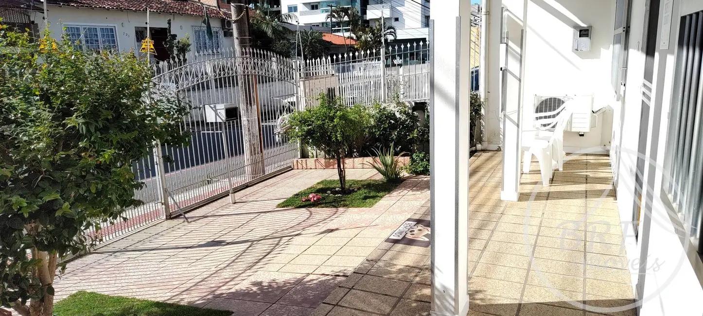 Foto 2 de Casa com 3 quartos à venda, 166m2 em Barreiros, Sao Jose - SC