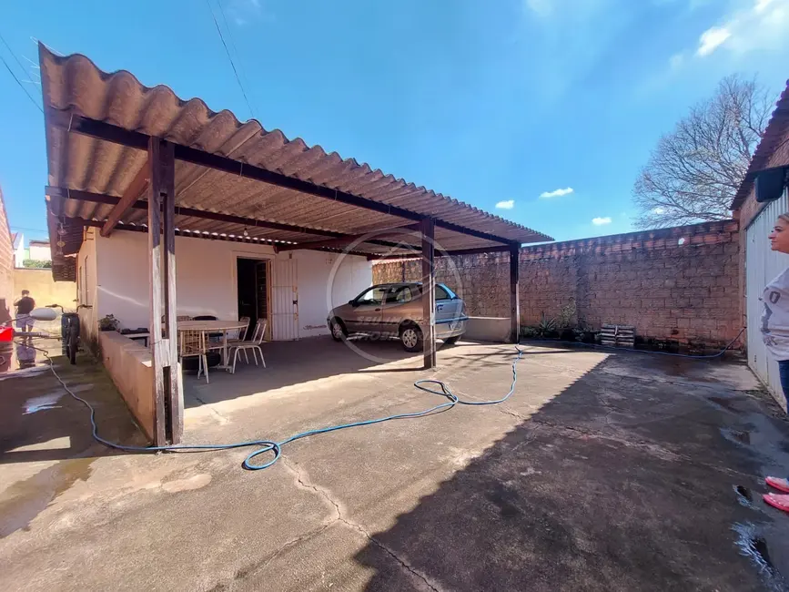 Foto 2 de Casa com 1 quarto à venda, 87m2 em Beija-Flor II, Uberaba - MG