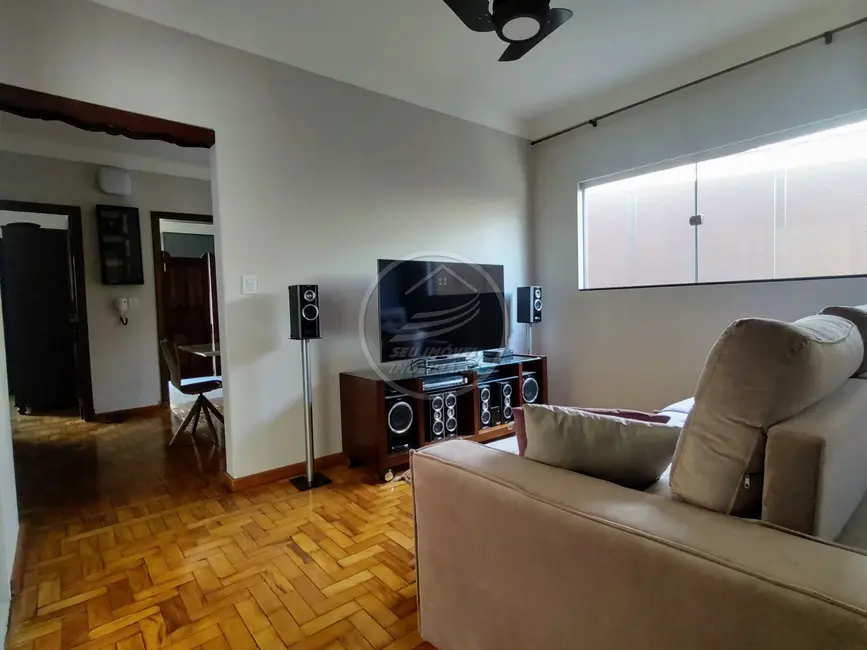 Casa com 5 quartos à venda, 211m2 em Estados Unidos, Uberaba - MG - imagem 5 Foto 5 de Casa com 5 quartos à venda, 211m2 em Estados Unidos, Uberaba - MG