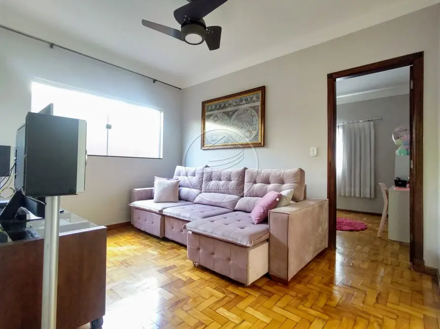 Casa com 5 quartos à venda, 211m2 em Estados Unidos, Uberaba - MG - imagem 3 Foto 3 de Casa com 5 quartos à venda, 211m2 em Estados Unidos, Uberaba - MG