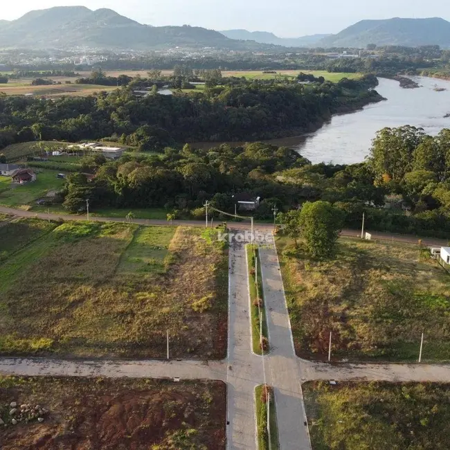 Foto 9 de Terreno / Lote à venda, 608m2 em Colinas - RS