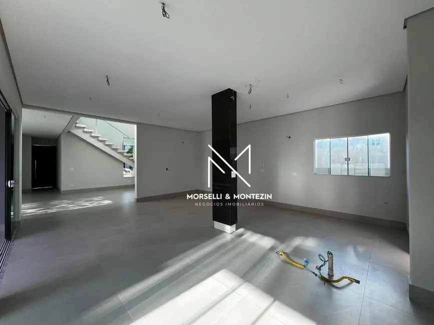 Sobrado com 4 quartos à venda, 390m2 em Vivendas do Arvoredo, Londrina - PR - imagem 6 Foto 6 de Sobrado com 4 quartos à venda, 390m2 em Vivendas do Arvoredo, Londrina - PR