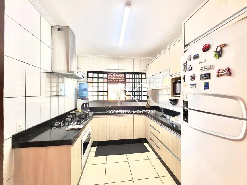Casa com 3 quartos à venda, 150m2 em Bandeirantes, Londrina - PR - imagem 4 Foto 4 de Casa com 3 quartos à venda, 150m2 em Bandeirantes, Londrina - PR