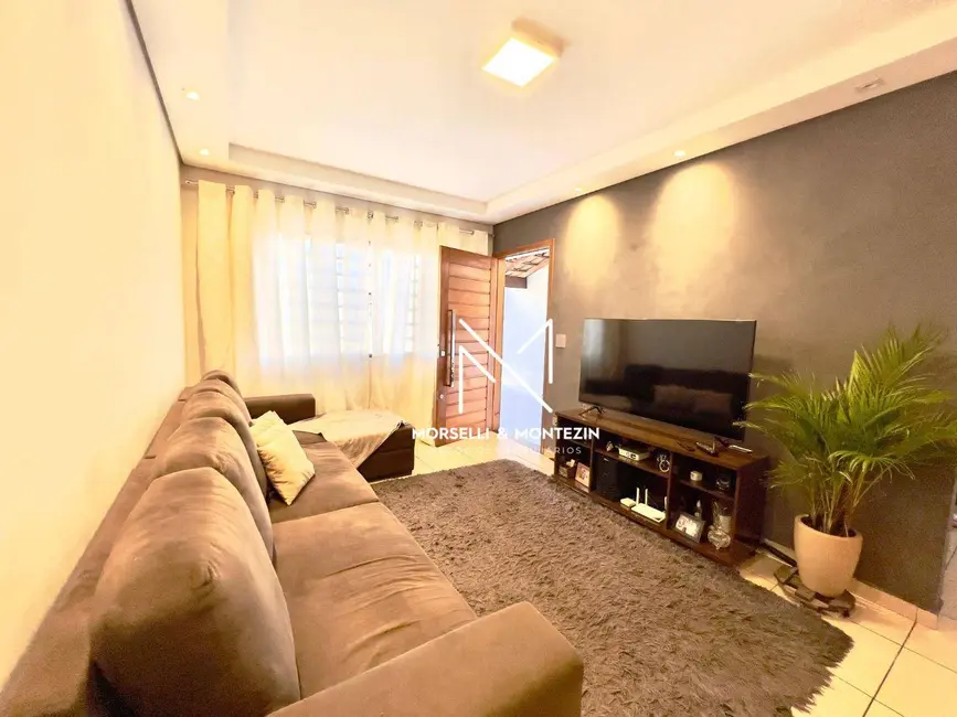 Casa com 3 quartos à venda, 150m2 em Bandeirantes, Londrina - PR - imagem 3 Foto 3 de Casa com 3 quartos à venda, 150m2 em Bandeirantes, Londrina - PR