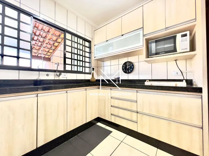 Casa com 3 quartos à venda, 150m2 em Bandeirantes, Londrina - PR - imagem 5 Foto 5 de Casa com 3 quartos à venda, 150m2 em Bandeirantes, Londrina - PR