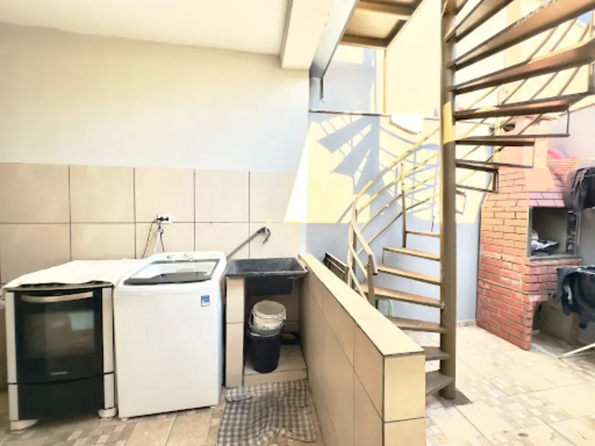 Casa de Condomínio com 3 quartos à venda, 173m2 em Sabará III, Londrina - PR - imagem 8 Foto 8 de Casa de Condomínio com 3 quartos à venda, 173m2 em Sabará III, Londrina - PR