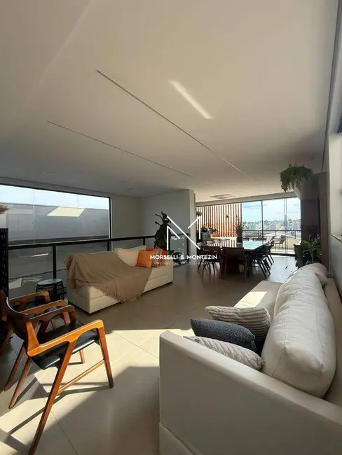 Sobrado com 3 quartos à venda, 252m2 em Londrina - PR - imagem 3 Foto 3 de Sobrado com 3 quartos à venda, 252m2 em Londrina - PR