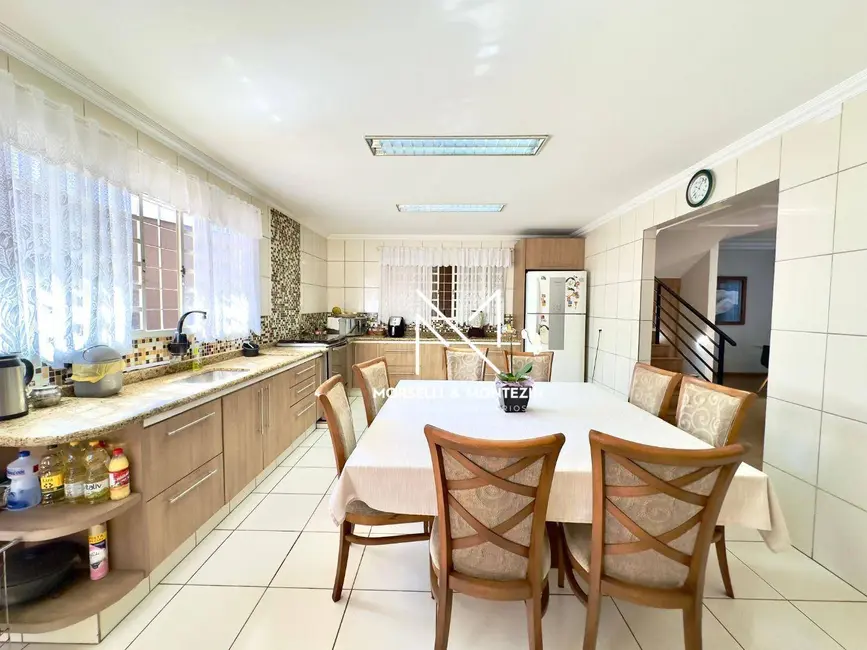 Sobrado com 4 quartos à venda, 420m2 em Califórnia, Londrina - PR - imagem 4 Foto 4 de Sobrado com 4 quartos à venda, 420m2 em Califórnia, Londrina - PR