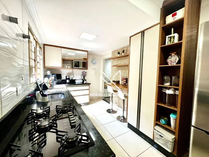 Sobrado com 3 quartos à venda, 125m2 em Portal de Versalhes 1, Londrina - PR - imagem 9 Foto 9 de Sobrado com 3 quartos à venda, 125m2 em Portal de Versalhes 1, Londrina - PR