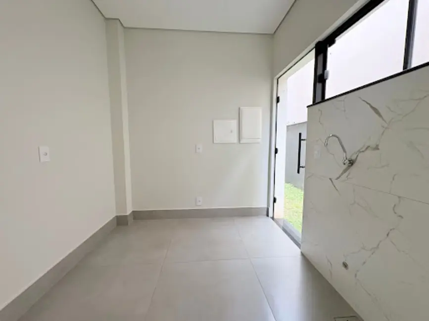 Foto 8 de Sobrado com 3 quartos à venda, 250m2 em Londrina - PR