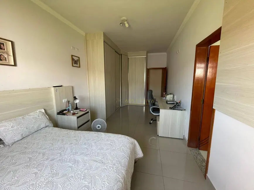 Sobrado com 3 quartos à venda, 250m2 em Sao Jose Dos Campos - SP - imagem 3 Foto 3 de Sobrado com 3 quartos à venda, 250m2 em Sao Jose Dos Campos - SP